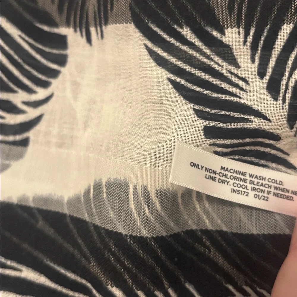 Talbots Black & White Leaf Pattern Oversized Scarf 70X52” fray hem Cotton Blend - Picture 5 of 12